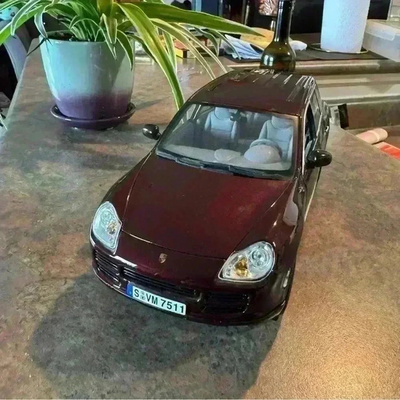 Maisto 1/18 Scale Diecast 31635 - Porsche Cayenne S - Dark red - Picture 2 of 14